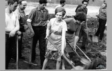 1966 - Prace społeczne (obowiązkowe dla starających się o mieszkanie zakładowe) przy przebudowie kina "Zefir" w Boguszowicach Osiedlu - (foto ze zbiorów J. Panyło)