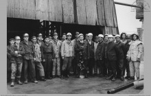 1969 - Pierwszy sztych łopatą dyrektora kopalni mgr inż. Ludwika Jurasa przy głębieniu szybu 7 - (foto ze zbiorów kopalni)