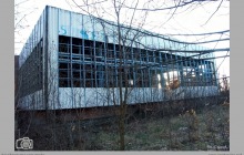 2007 - Niszczejący budynek pływalni krytej. Brak środków na ukończenie budowy przez kopalnię - (fot. T.Gacek)