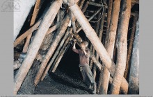 1997 - Na "filorach". Stawianie obudowy w systemie jankowickim – (foto ze zbiorów kopalni)