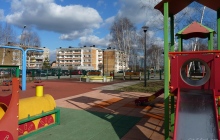 Plac zabaw na Karskiego, widok na odnowione bloki Sztolniowej - 2017 rok (ze zbiorów własnych).