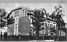 1936 - Familok przy ul. Piłsudskiego, wcześniej Blücher, później Grunwaldzka, a obecnie Jastrzębska. (skan z monogr. "Boguszowice" M. Kuli)