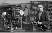 Lata 60-te ub. wieku - Kontrola aparatu ratowniczego na Kopalnianej Stacji Ratownictwa Górniczego - (foto ze zbiorów kopalni/P. Głusiec)