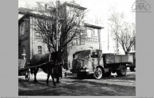 Lata 60-te ub. - Kolejka po węgiel przed bramą towarową. W tle były budynek NOT-u - (foto ze zbiorów Domu Kultury w Boguszowicach-Osiedlu)