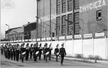 1983 - Orkiestra górnicza kopalni "Jankowice" w pochodzie 1-majowym - (foto ze zbiorów kopalni/B. Stężały)