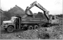 Lata 70-te ub. - 40) Załadunek skały płonnej na hałdzie KWK "Jankowice" – (ze zbiorów kopalni/fot. Zenon Keller)