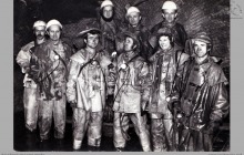 1976 - 3) Zakończenie głębienia szybu VI. Na dnie szybu, w rząpiu – (foto ze zbiorów kopalni)